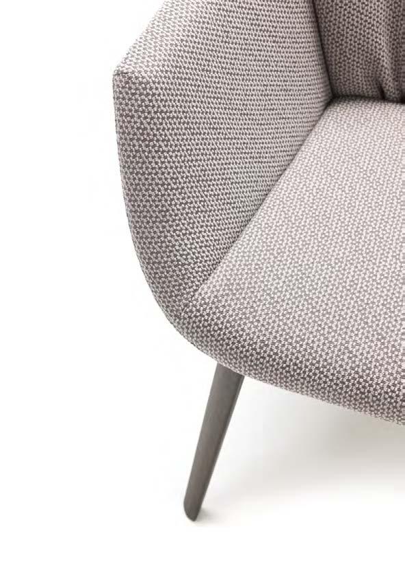 di alto valore estetico. A synthesis of versatility and comfort, the Naos chair is reinvented with a solid wood base.
