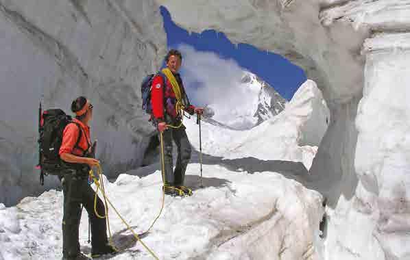 GUIDE ALPINE E ACCOMPAGNATORI VAL DI SOLE PROFESSIONISTI CHE CONOSCONO QUESTE ROCCE E QUESTI GHIACCIAI Camminare a tutte le quote e a vari livelli, nelle diverse vallate e zone alpine, è il miglior