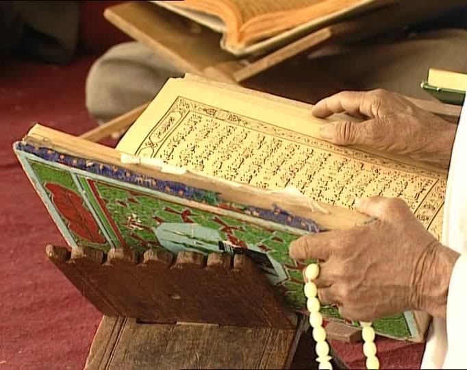 La Rivelazione descrive l Islam Descrive se stessa: A conferma e protezione delle Tradizioni precedenti (Genti del Libro ma non solo) Un libro di narrazioni da comprendere nel loro