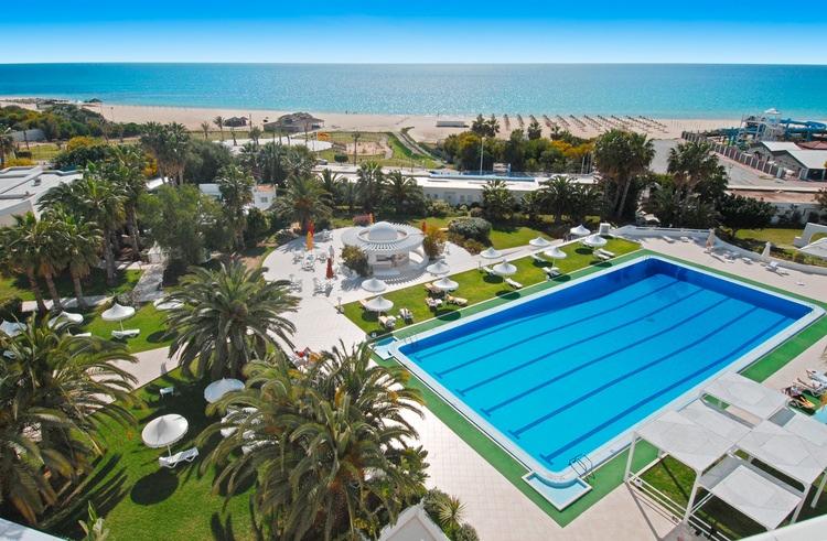 L Eden Village Yadis Hammamet, sorge all interno di curati giardini con palme e di fronte alla spiaggia di Mrezga la più bella e rinomata di Hammamet, da sempre meta molto ambita e richiesta dal