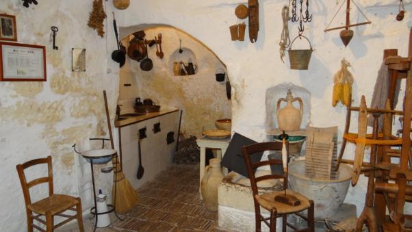 Življenje v jamah pod mestom Sassi di Matera 40.861319, 16.
