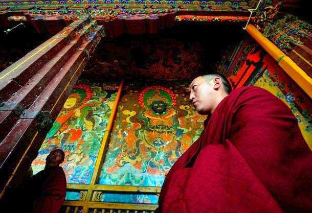 - 18 luglio Lhasa Si visitano le università monastiche negli immediati dintorni di Lhasa, iniziando da Drepung e da Nechung, che era la sede dell Oracolo di stato tibetano con affreschi molto