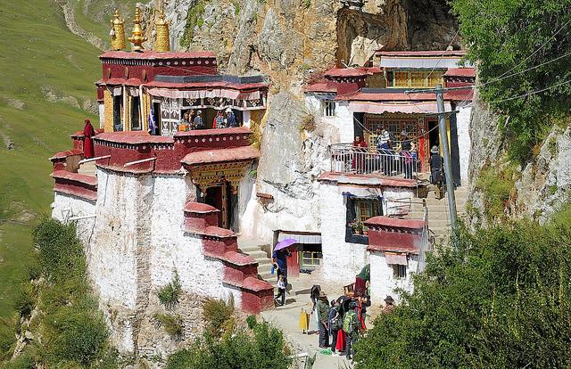 Nel pomeriggio, dopo la visita dell università di Sera, ci si reca al piccolo monastero di Pawangka, dove in una grotta posta ai piedi della roccia sotto le mura rotonde del gompa meditò Songtsen