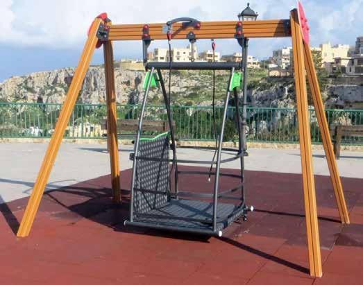 Dimensioni / Dimension: 980x390x315 cm Altezza di caduta / Fall height: 110 Area di sicurezza / Safety area: 75 m 2 ALTALENA SIMPLY Gioco con