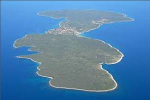 SELVE Piccola isola di soli 8 km di lunghezza, famosa un tempo per il legname che forniva alla flotta Veneziana, ha la caratteristica di avere due porti.