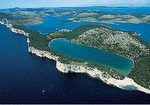 ISOLA GROSSA (DUGI OTOK) Con una collana di paesi turistici e con le sue bellezze naturali, offra ai visitatori un viaggio nel mondo della