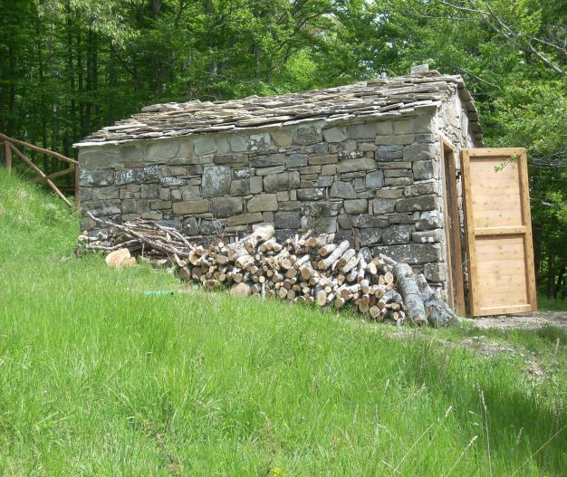 Bivacco Citerna Il bivacco Citerna si trova nel Complesso Forestale Regionale Alpe San Benedetto, comune di San Godenzo (FI) e nel Parco Nazionale Foreste Casentinesi Monte Falterona Campigna.