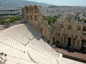 Scendendo dal sito archeologico è d obbligo una visita al nuovissimo e molto bene organizzato, Museo dell Acropoli che con la sua terrazza panoramica offre