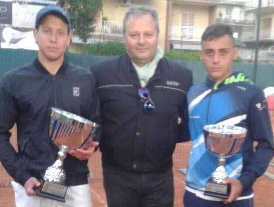 Appuntamento maschile a Mercogliano in Irpinia presso lo Sporting Tt di Vittorio Vecchiarelli (38 partecipanti, nella foto 3 la premiazione). Alloro all U18 Andrea Razza (3.