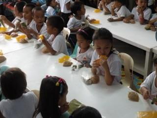 Loro offrono alle famiglie povere la possibilità di mandare i loro bimbi a scuola dando loro un pasto caldo ogni giorno, la divisa e i libri.