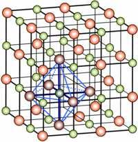 gli uni agli altri, ma separati da linee sottili e irregolari (bordi dei grani).  I cristalli a loro volta sono formati da atomi cioè piccolissime particelle non visibili neppure al microscopio.