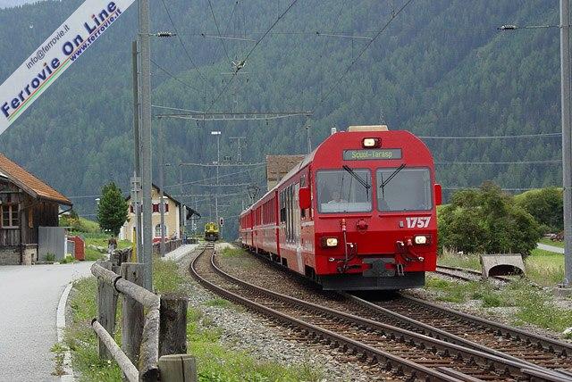 Dopo aver effettuato servizio viaggiatori, il treno 1933 Scuol-Tarasp - Pontresina lascia la stazione di Ardez.