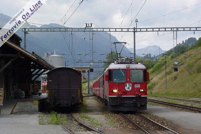 Regio-Express 1237 Disentis/Mustér - Scuol-Tarasp in arrivo al binario 1 della stazione capolinea.