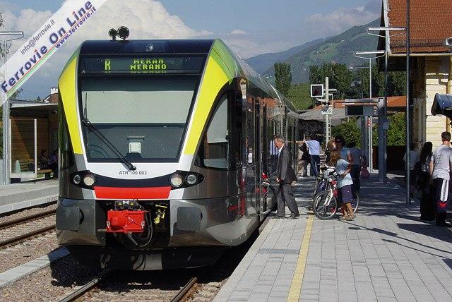 centri della valle. Regionale 124 Malles - Merano, effettuato con l'atr.100.003, in sosta nella stazione di Laces. Molto sfruttata nel periodo estivo la possibilità di trasportare le bici in treno.