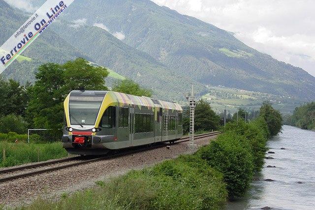 In corrispondenza della fermata di Plaus, il ponte che collega le due sponde dell'adige permette ottime inquadrature sui treni in arrivo, fiancheggiati dalle acque del fiume. Nella foto, l'atr.100.