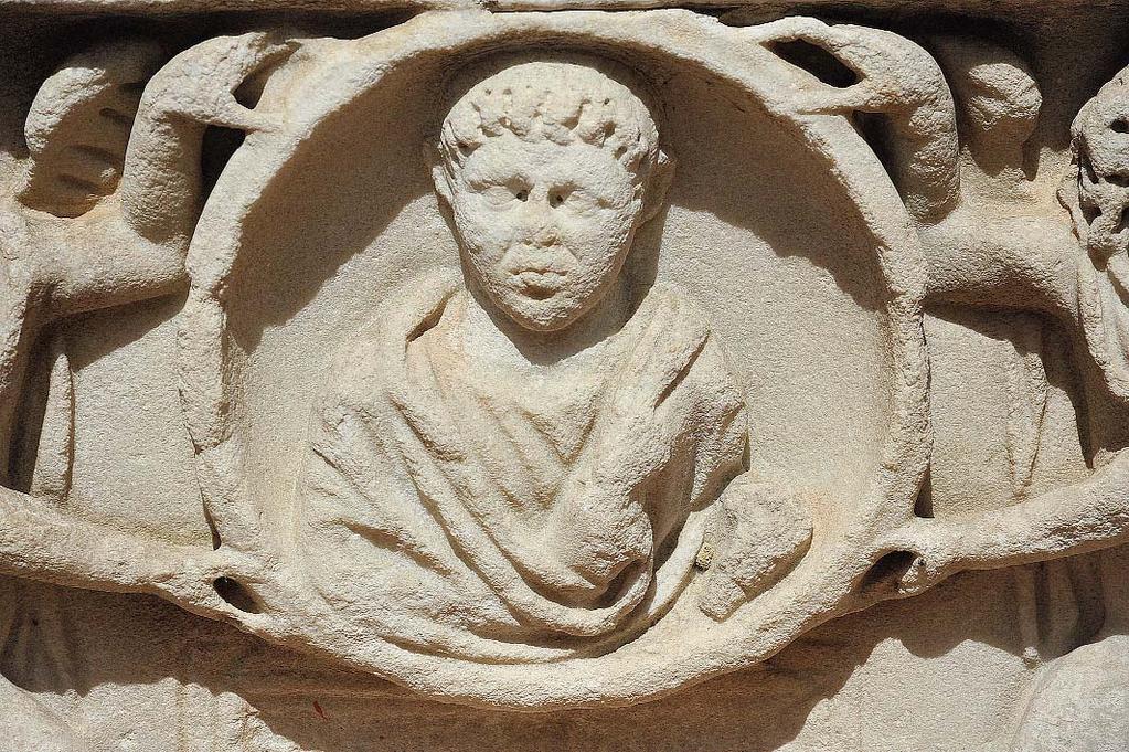 1. SARCOFAGO ROMANO Produzione siciliana (?)*, III IV secolo Marmo, piombo 80x210x60 cm. ca.