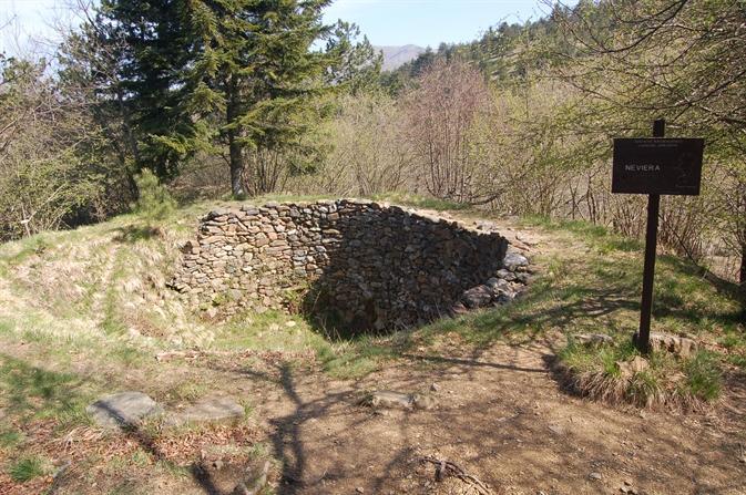 Descrizione del percorso Dal Passo della Bocchetta, seguendo in direzione ponente il percorso dell Alta Via dei Monti Liguri, si risale una strada sterrata a tratti lastricata che, molto ripidamente,