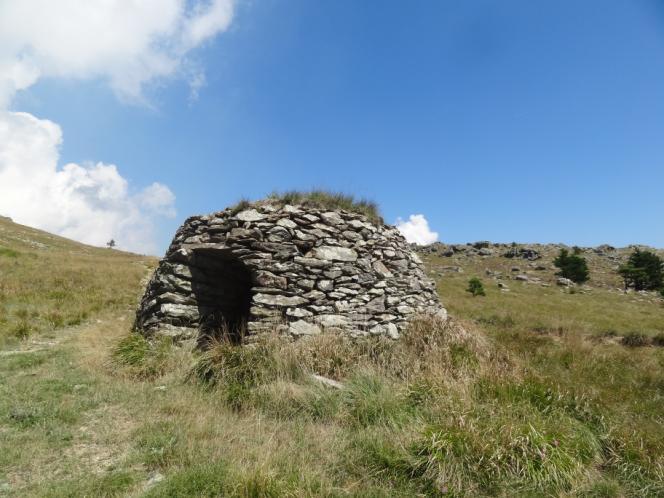 Casella di Monte Pennello La casella è costituita da una struttura a forma troncoconica, con la sommità quasi a cupola, costruita in muratura a secco.