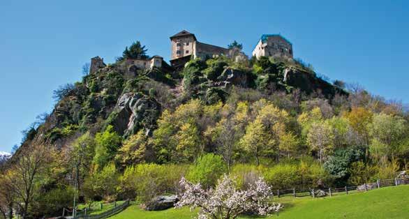 Cultura e arte Attrazioni Castel Castelbello, Castelbello Il castello, costruito nel 1238, sorge pittoresco su una possente rocca sulla riva sinistra del fiume Adige.