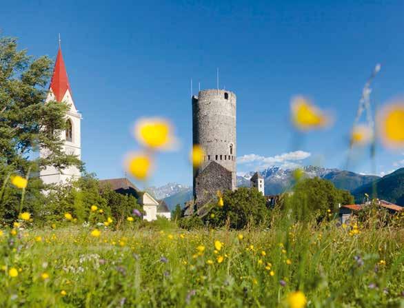 Merano I bastioni medioevali di Glorenza la città più piccola dell'alto Adige le sette torri di Malles, la fortezza di Castel Coira a Sluderno e la bianca Abbazia di Monte Maria, che svetta