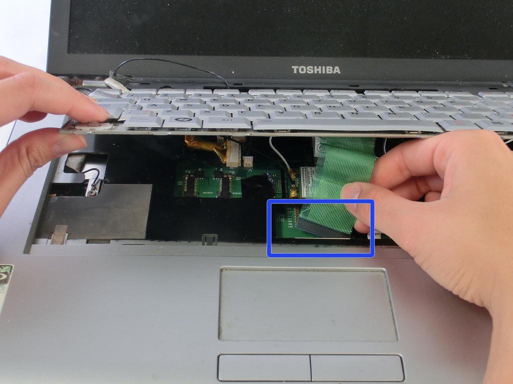 Sostituzione Toshiba Satellite A210 Scheda madre Passo 9 Scollegare il cavo piatto della tastiera e rimuovere la tastiera dal computer portatile.