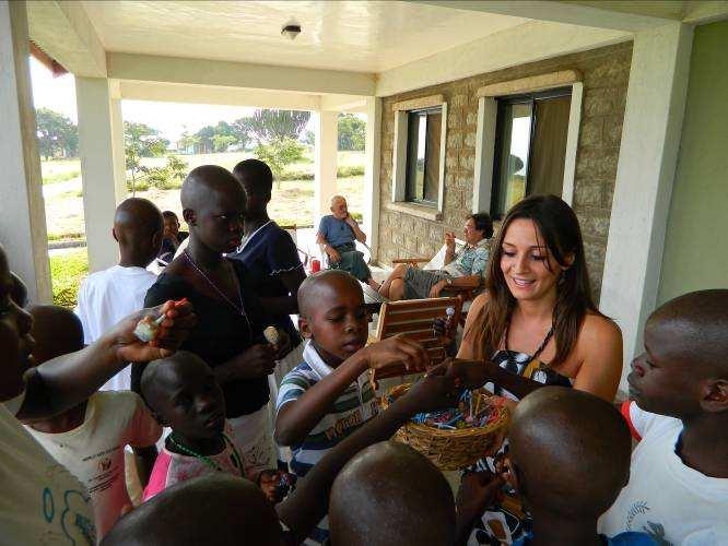 29 Luglio Momento di gioia per i nostri bambini, invitati presso la casa dei religiosi nel pomeriggio per trascorrere un po di tempo insieme al lago, gustarsi i dolci e salutare Francesca che dopo un