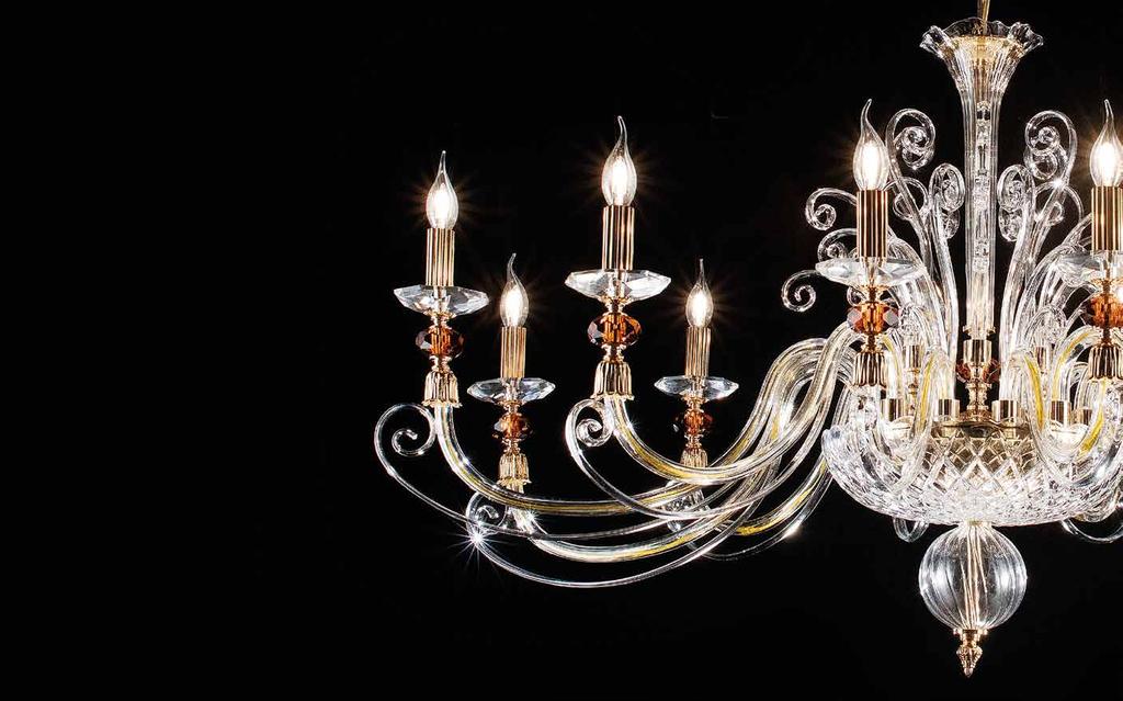 Astrid Cristallo ottico per l intera struttura di questo chandelier, rifinito con dettagli in oro francese.