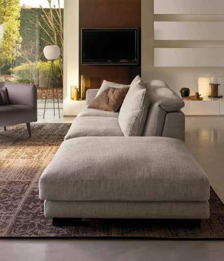 Il sistema è completamente sfoderabile. The distinctive armrest design features a soft, undulating inner, like the generous down cushions.