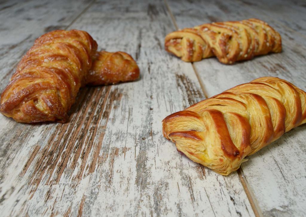 VIENNOISERIE Novità 74553 Abbraccio con crema pasticcera e albicocca (burro 22%) 100 gr 48 pz/crt - 80 crt/bnc Cottura 28-30 a 160 C Nuova ricetta 77956 Abbraccio con crema pasticcera e amarena