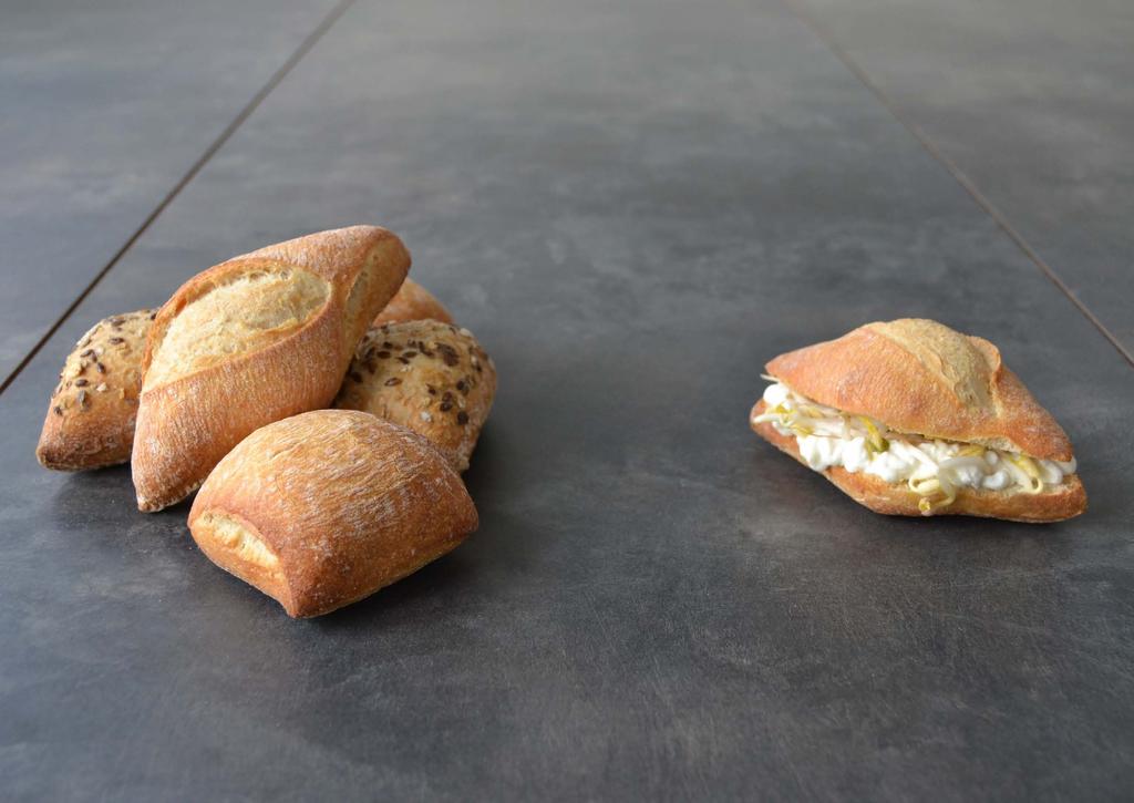 PANE Primavera: - ricotta di capra - germogli di soia S7959 Mix petits pains Maison Héritage (mini losange poolish, mignon levain, mini triangolo cereali) 40 gr 105 pz/crt - 56