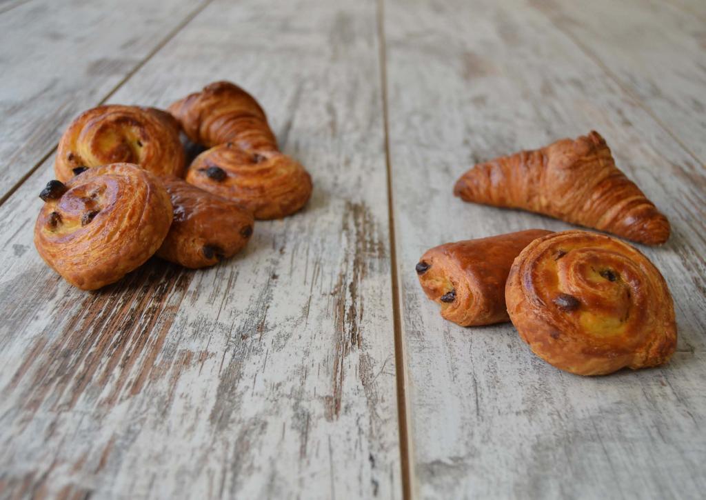 VIENNOISERIE S2454 Assortimento mini viennoiserie (croissant, girella, pain au chocolat) 120 pz/crt - 110 crt/bnc S8266 Mini pain au chocolat (burro 21%) 25 gr 160 pz/crt - 80 crt/bnc Cottura 18-20 a