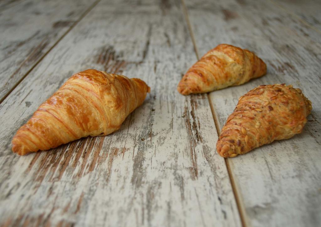 VIENNOISERIE S9482 Mini croissant (burro di Charentes DOP 20%) 40 gr 100 pz/crt - 64 crt/bnc Cottura 18-20 a 160 C S9564 Mini croissant integrale e cereali (burro 20%) 30 gr 100 pz/crt - 112