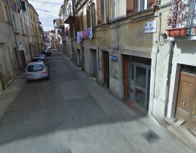 : Centro Storico 35.000 trattabili Vendesi a - Via della Ripresa, angolo con via S. Caterina - Locale Commerciale di piccola metratura.