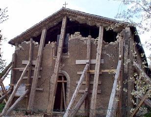 rigonfiamenti; sfilamento delle travi del tetto.