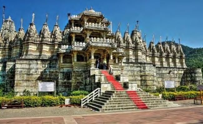 una maestosa scalinata, e sormontato da tre livelli, di cui solo il primo accessibile ai turisti. Mehrangarh è forse il più bello di tutto il Rajasthan. Adagiata su di una solida roccia a circa 400 m.