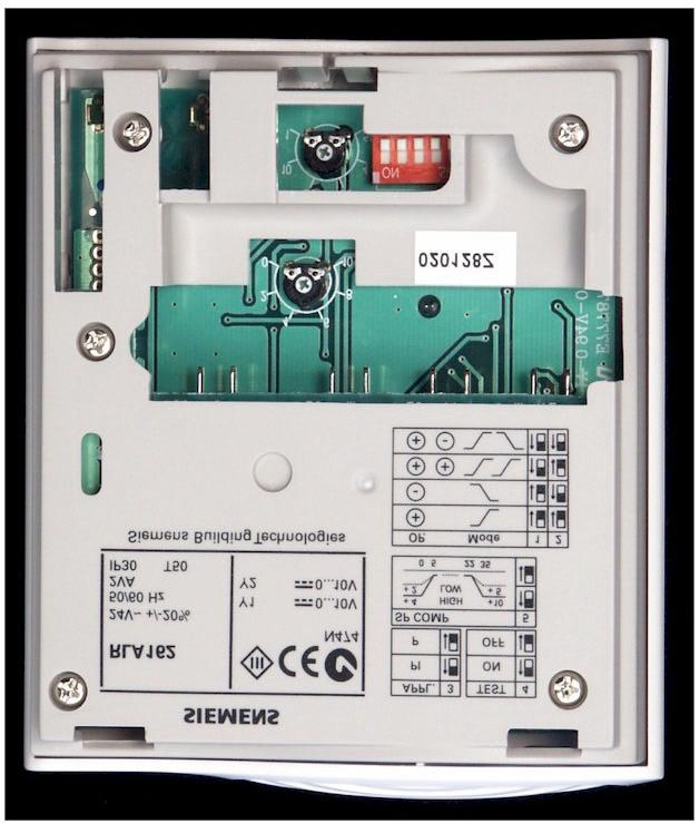 3331P03 3331Z10 5 1 2 3 4 1 Potenziometro riduzione notturna 2 Banda proporzionale P 3 Blocco di DIP switch 4 Manopola del setpoint 5 Selettore regime di funzionamento Tutte le funzioni sono