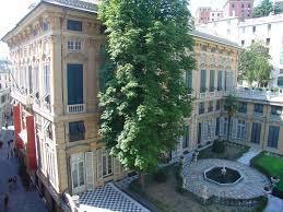 Palazzo Bianco Il Palazzo Bianco, posto di fronte al Palazzo Rosso, come questi prende il nome dal colore che lo caratterizza.