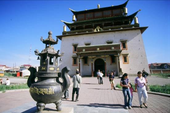 Nel pomeriggio visita del centro città che si raccoglie attorno all imponente Piazza Sukhbaatar su cui si affaccia il Palazzo del Parlamento, decorato con le