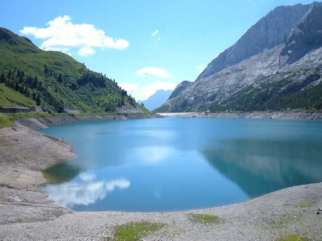 LAGO E un accumulo d acqua che si trova in una conca o in una