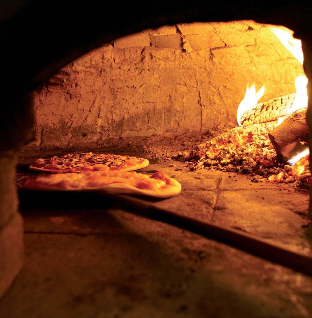 la PIZZA Pizza con forno a legna, vasta scelta più di 80 pizze