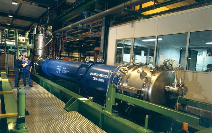 LHC: origini e sviluppo molto italiane LHC, con i suoi rivelatori, è stato il frutto di uno sviluppo tecnologico durato vent'anni l'italia ha contribuito in modo essenziale alla sua