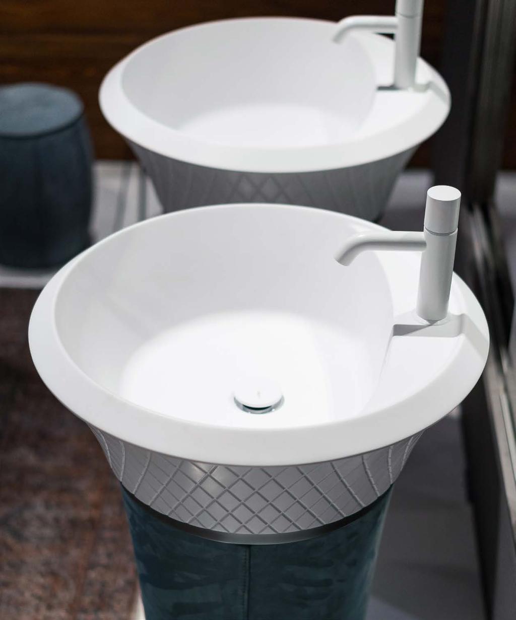 Washbasins from the Ceramilux matt lacquer collection, coated in Baxter Kashmir Sucre leather and