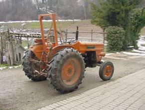 IL TRATTORE E' UN VEICOLO A MOTORE, A RUOTE O A CINGOLI MUNITO DI ALMENO DUE ASSI CHE HANNO POTENZA DI TRAZIONE E SERVONO A: TIRARE, SPINGERE, PORTARE O AZIONARE