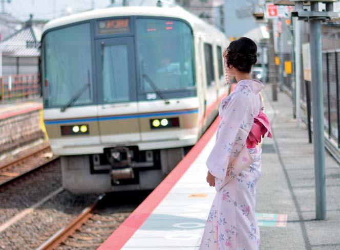 Esistono diversi tipi di treni: locali, espressi, espressi veloci e super veloci (chiamati Shinkansen o Bullet Train, che significa treno proiettile) che viaggiano alla velocità di 300 km all ora.
