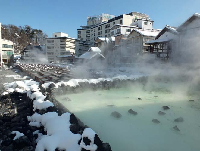 Soggiorno presso il ryokan Kusatsu Onsen Boun dotato di camere con tradizionale letto tatami e alcune anche di onsen privato. Cena in ryokan in tipico stile giapponese e pernottamento.