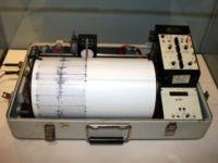 IL SISMOGRAFO E lo strumento che ci permette di registrare le onde sismiche E costituito da una base fissata al suolo a cui è collegata una
