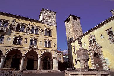 L hotel si trova nel centro di Belluno, in Piazza Piloni e nelle immediate adiacenze è possibile accedere ai vari luoghi di interesse del Centro Storico della città: la Basilica Cattedrale di San