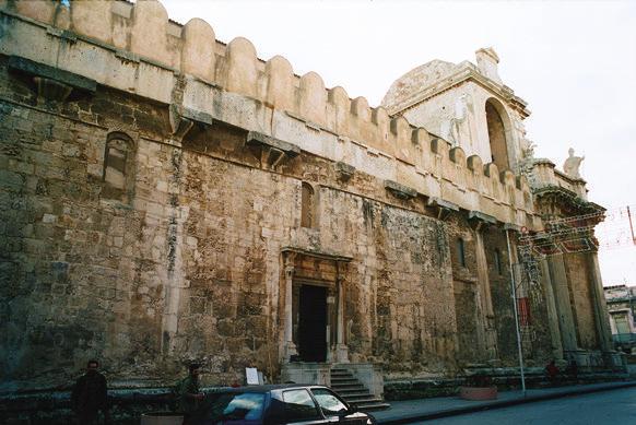Fig. 18 Siracusa. Athènaion: lato meridionale della peristasi inglobato nel perimetrale della Cattedrale.