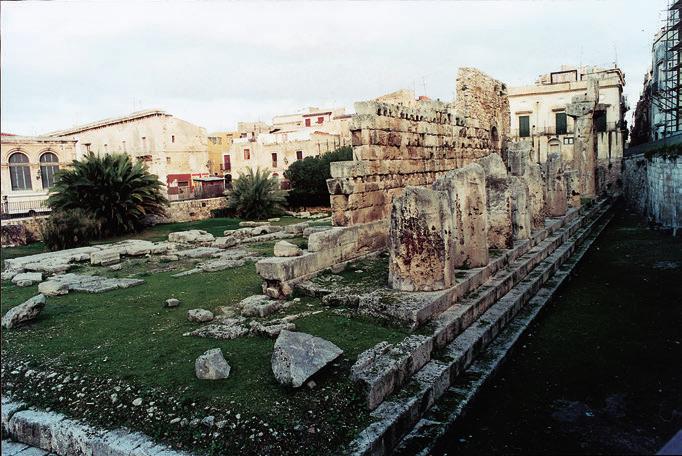Fig. 8 Siracusa. Tempio di Apollo visto da sud-ovest. quello del pronao. La cella, molto allungata (ca.