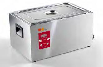 Strumento per cottura in bassa temperatura Low temperature cooking machine Dotato di un termostato di precisione al decimo di grado, consente di cuocere qualsiasi cibo (carne, pesce, verdure, frutta,